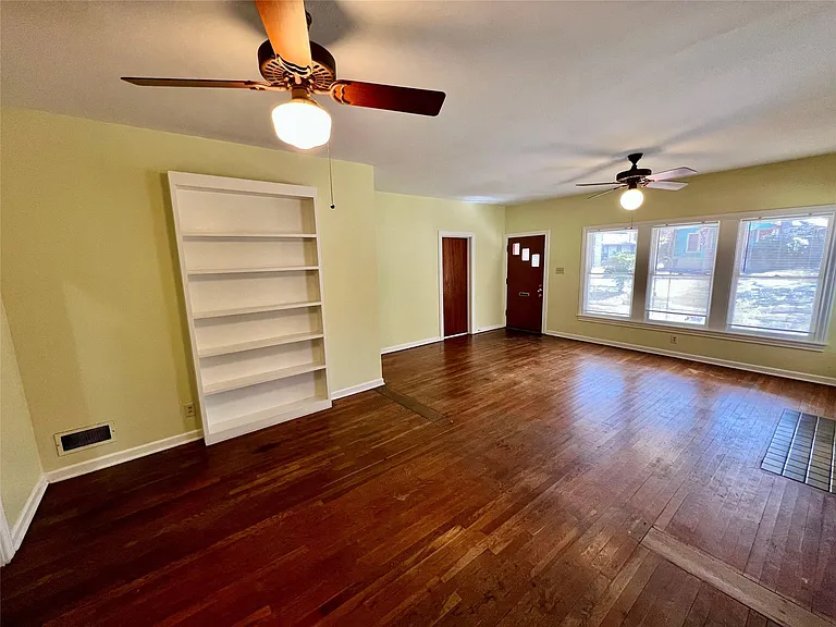 302 Park Ln — Photo 2