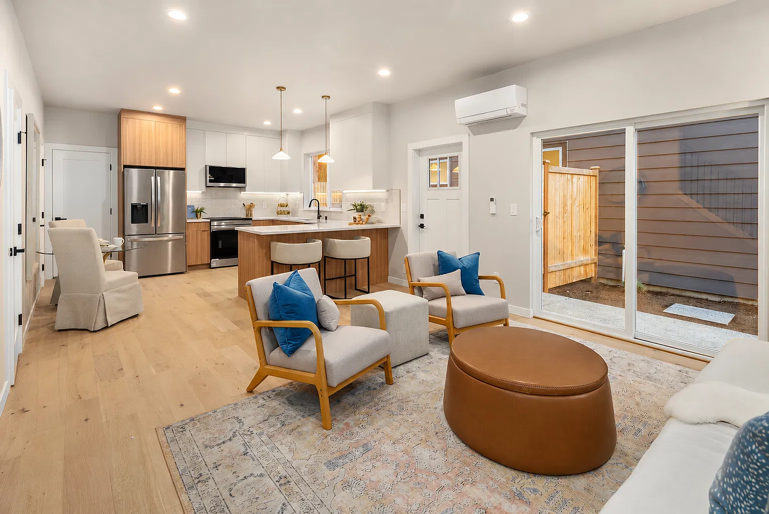 2 bed, 2.5 bath, 1099 sqft, $3,600 — Photo 3
