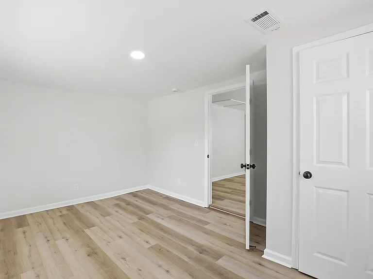 1009 W 52nd St — Photo 10