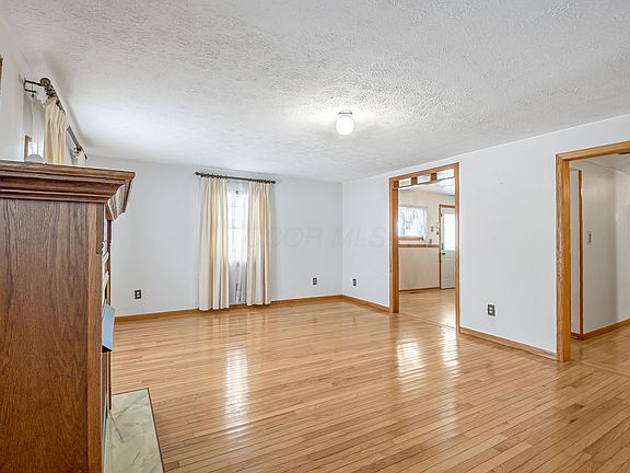 4th image of 916 Underwood Ave S