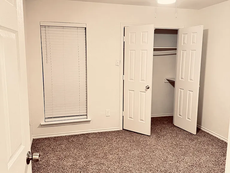 1004 Silverthorn Ct — Photo 17