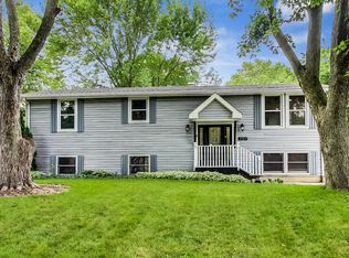 1521 Surrey Rd, Batavia, IL 60510