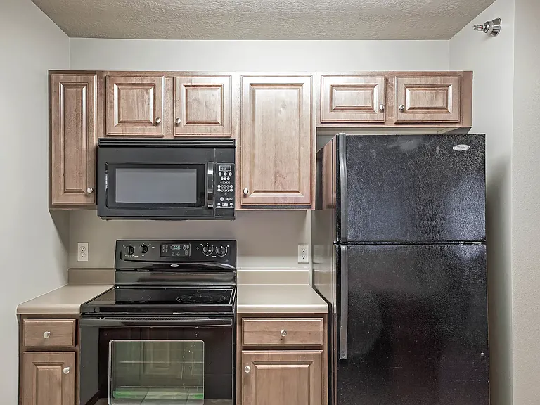 Auburn Manor Apartments — Photo 15