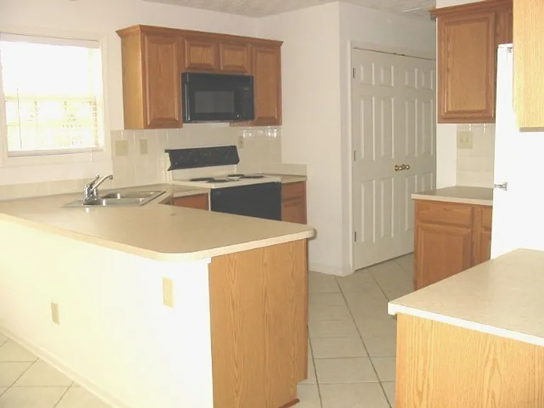 572 Hadlow St — Photo 6