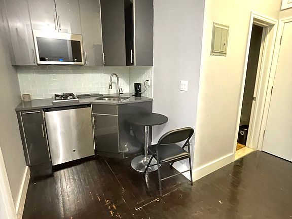 3rd image of 326 W 45th St #4