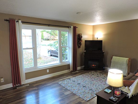 3rd image of 215 W Birchview Dr