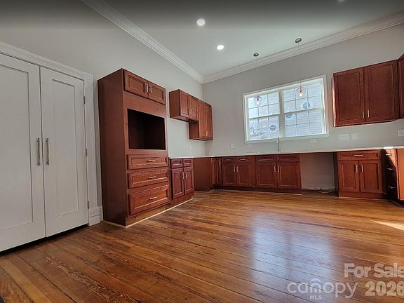 5th image of 128 College St