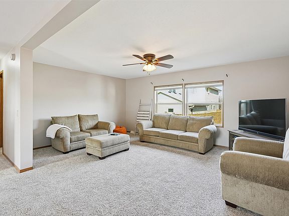 5th image of 130 NW Elm Ave