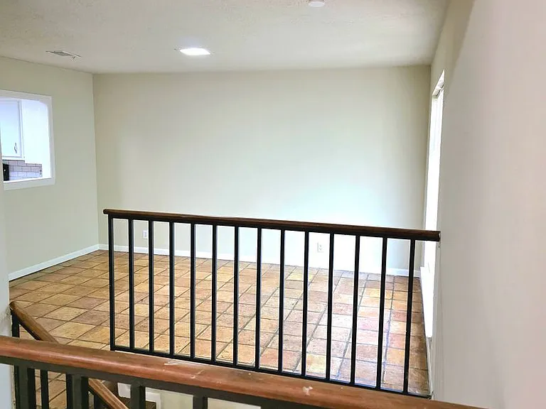 2814 Stewart Dr — Photo 5