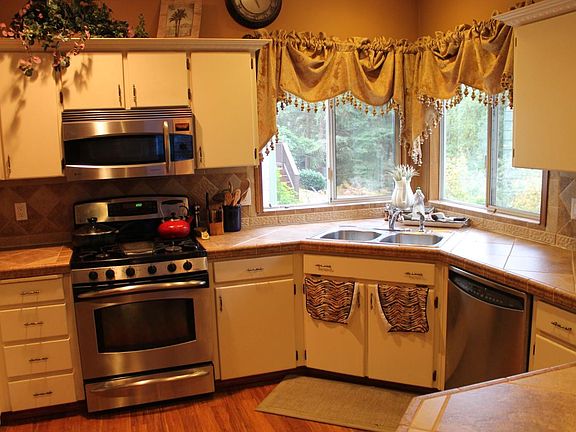 Lots of kitchen storage