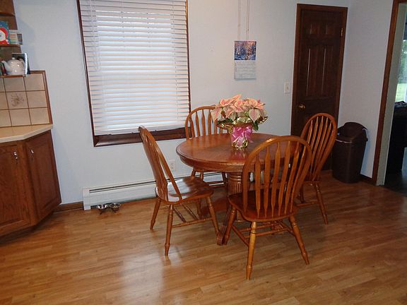 4th image of 460 Holbrook Ln