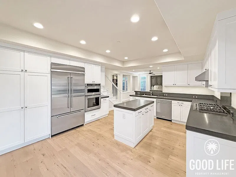 3 bed, 3.0 bath, 2421 sqft, $11,000 — Photo 2