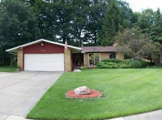 8405 Glengarry Rd, Grosse Ile, MI 48138