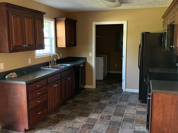 3rd image of 403 S Hillcrest Dr