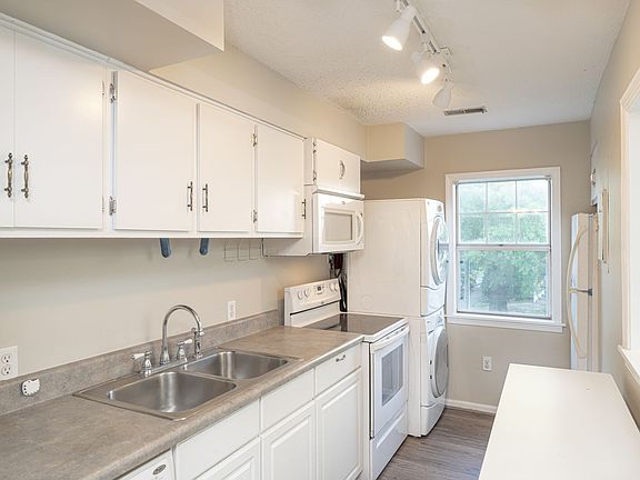 5th image of 127 Kingsbury Dr