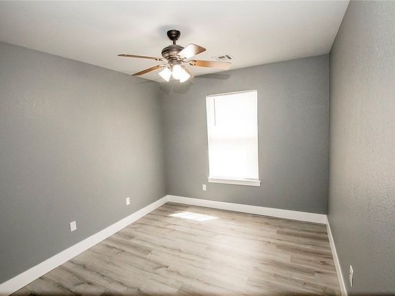 4th image of 201 Sun Meadow Dr