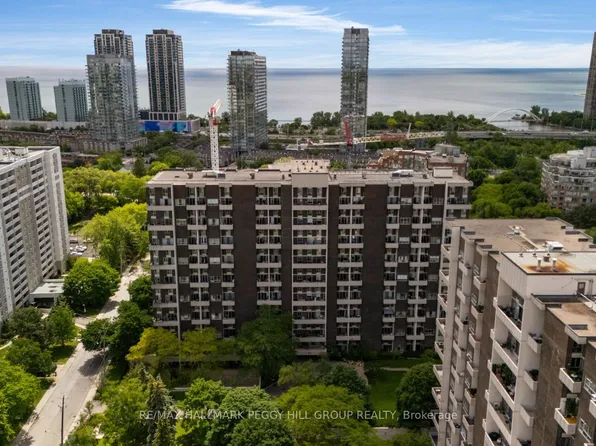 60 Southport St #306, Toronto, ON M6S 3N4