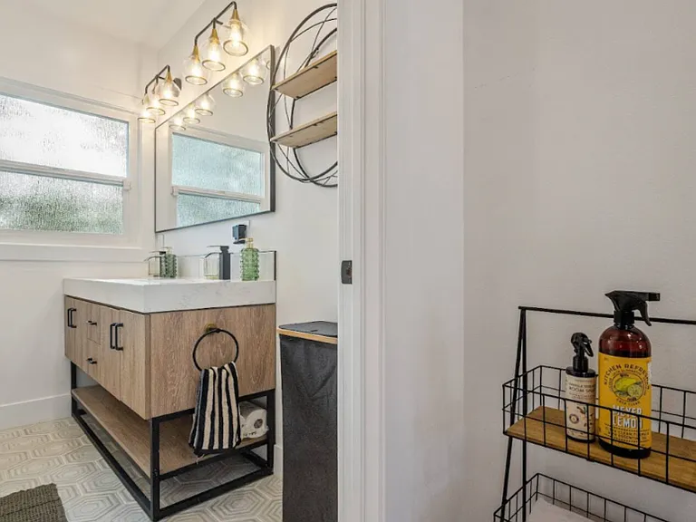 7106 Lasaine Ave — Photo 25