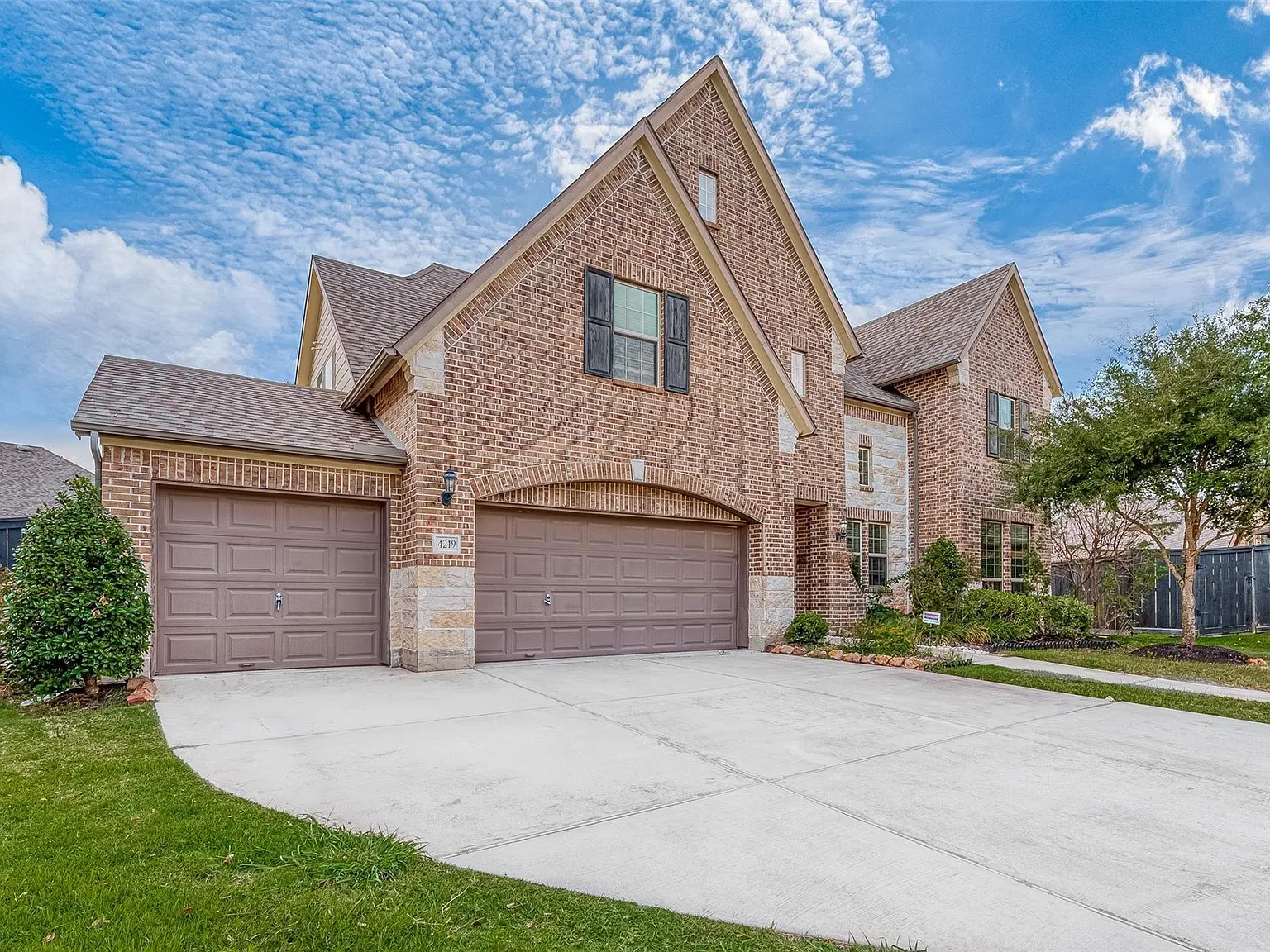 5 bed, 3.5 bath, 3925 sqft, $3,700 — Photo 3