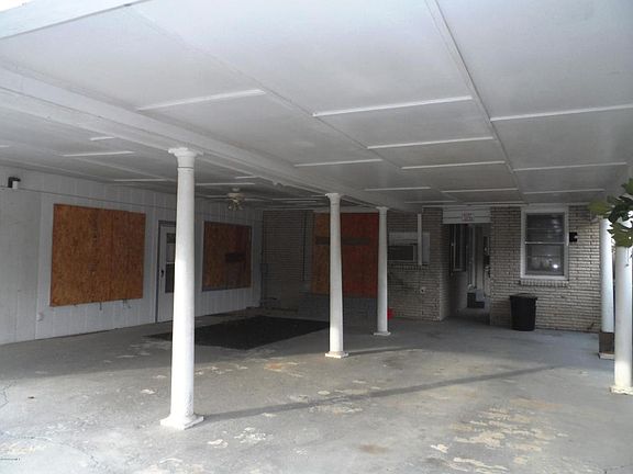 3rd image of 816 W Oak St