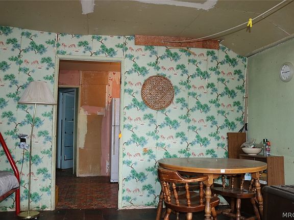 3rd image of 281 Red Oak Ln
