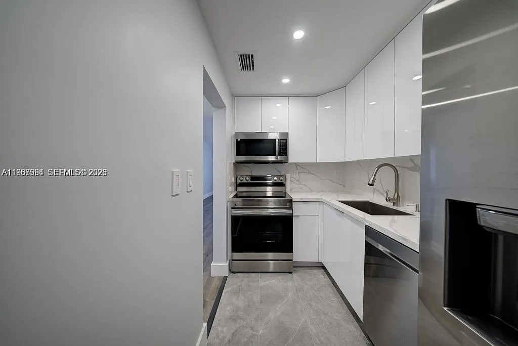 Building Photo - 2899 Collins Ave #1203