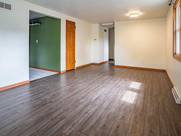 4th image of 102 E Helen St