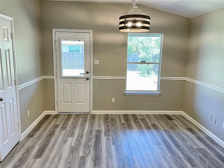 305 Mossy Rock Dr — Photo 6