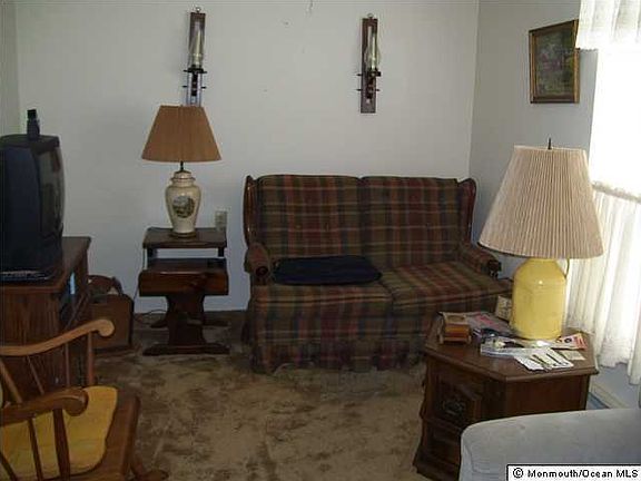2nd image of 622 Stamford Court #B