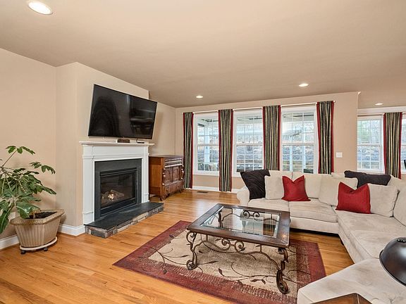 5th image of 612 London Ct