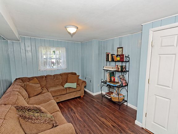 4th image of 11 Roslyn Dr