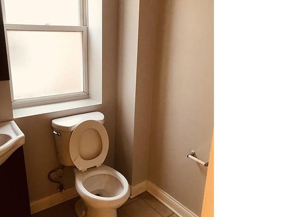 3rd image of 118 E Garfield Blvd #3