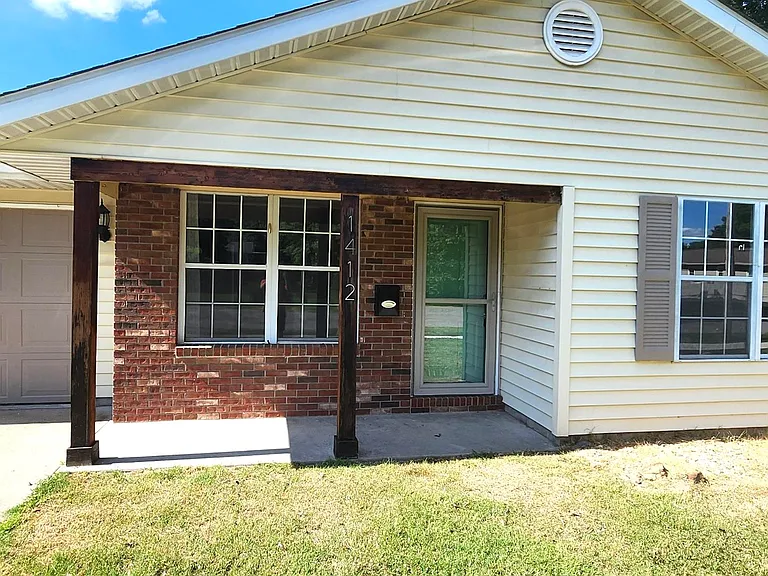 1412 W Walnut St — Photo 1