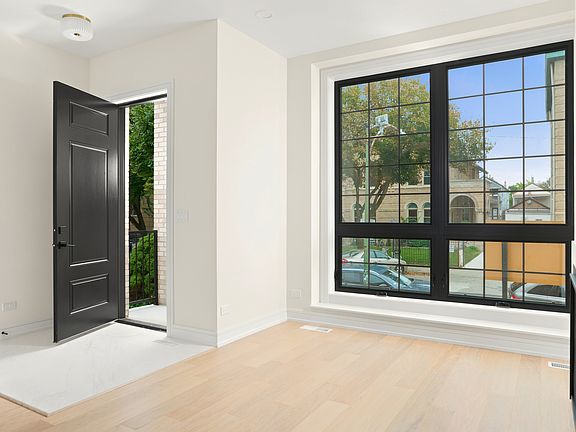 3rd image of 513 W 28th Pl