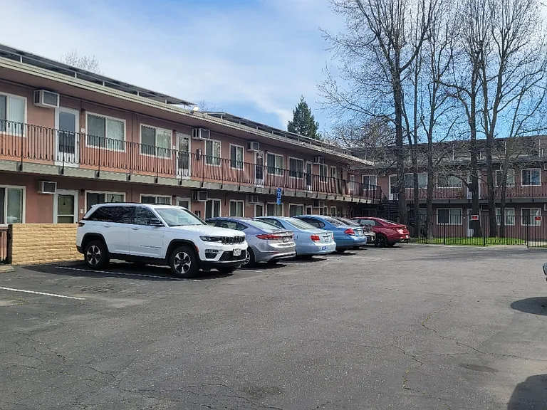 310 W Poplar St #4 — Photo 6