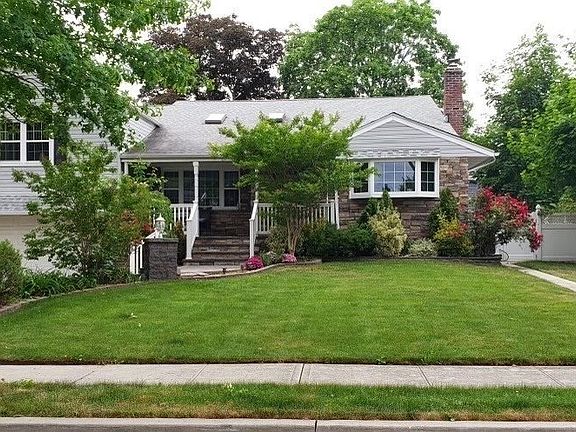 3rd image of 6 Greentree Cir
