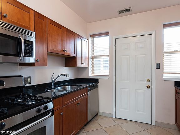 3rd image of 600 N La Grange Rd APT B3