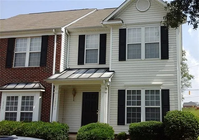 2 Bedroom Townhouse with 2.5 Baths — Photo 1