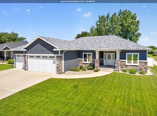 523 Kingston Cir, Sergeant Bluff, IA 51054