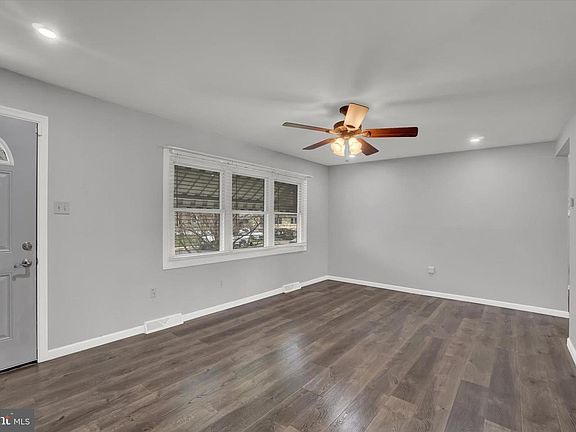 4th image of 821 Gunnison Rd