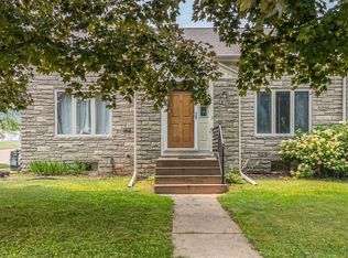 1517 Division St, New London, WI 54961