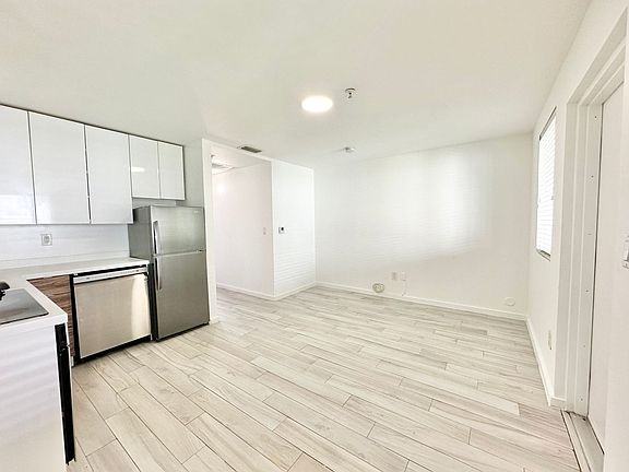 3rd image of 820 15th St APT 203