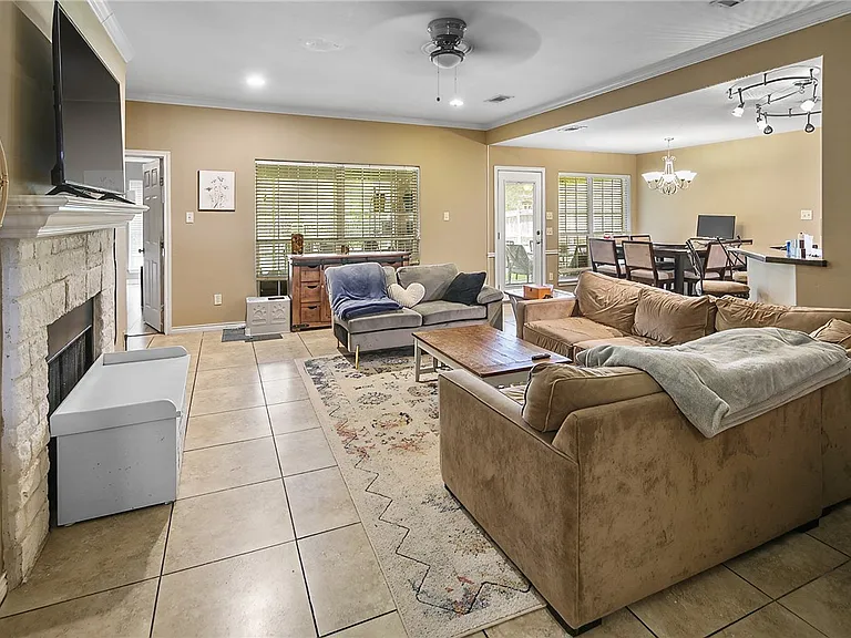 335 Robelmont Dr — Photo 4