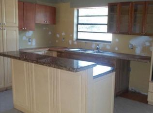 585 W 76th St, Hialeah, FL 33014