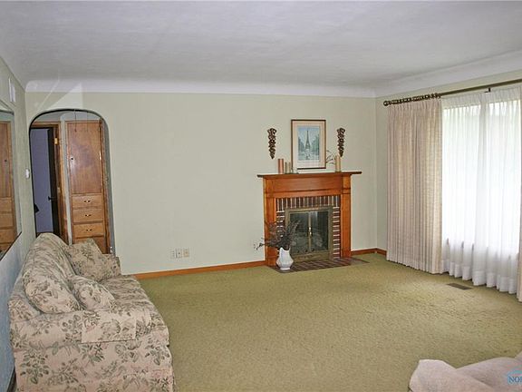 5th image of 400 E Yeasting St