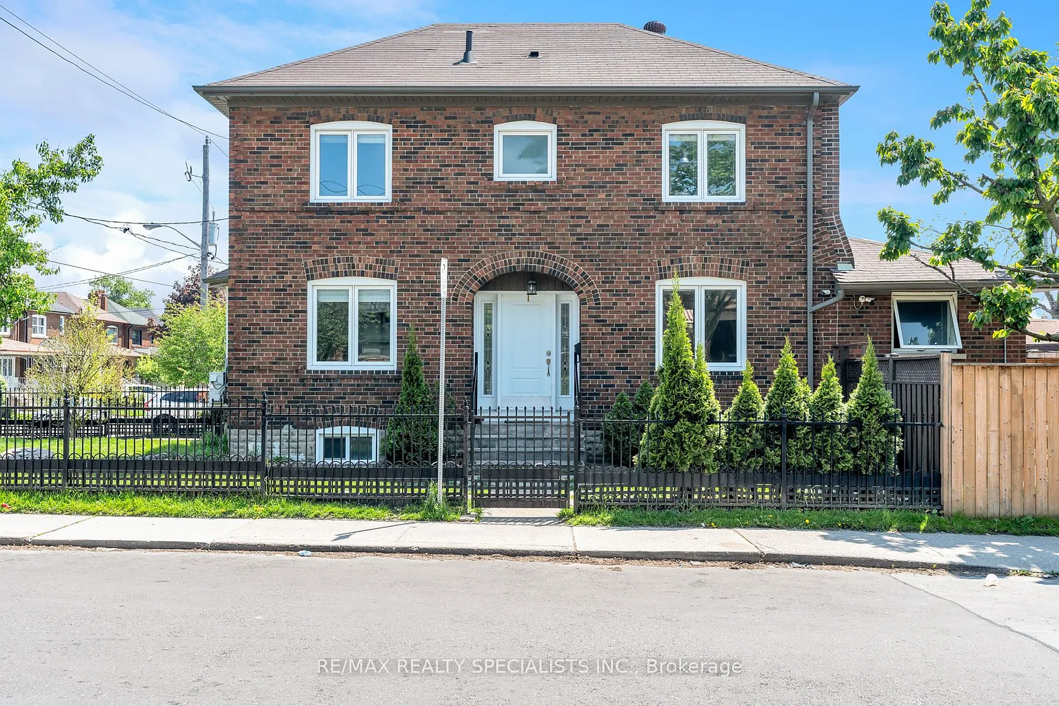 290 Westmount Ave photo 1