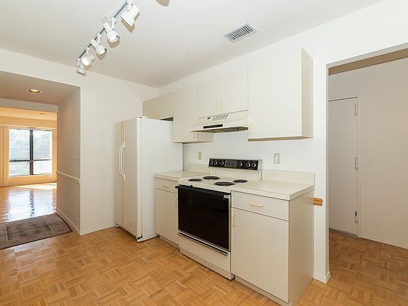 5th image of 40 W Pond Ct