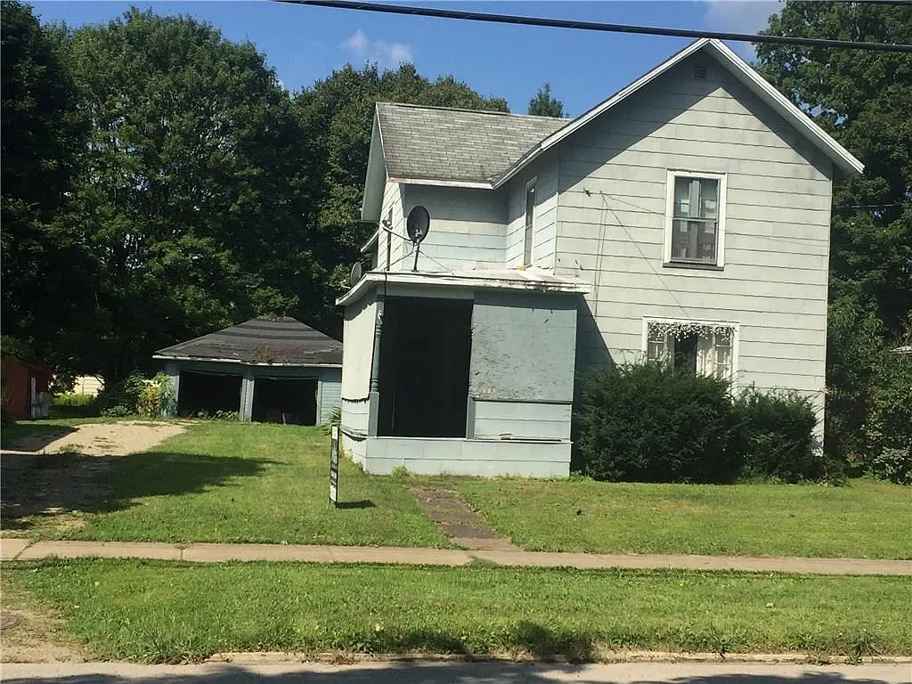 1083 N Center St photo 1
