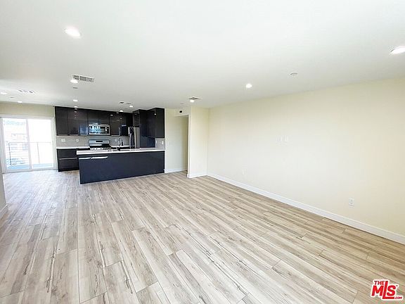 4th image of 633 N Normandie Ave