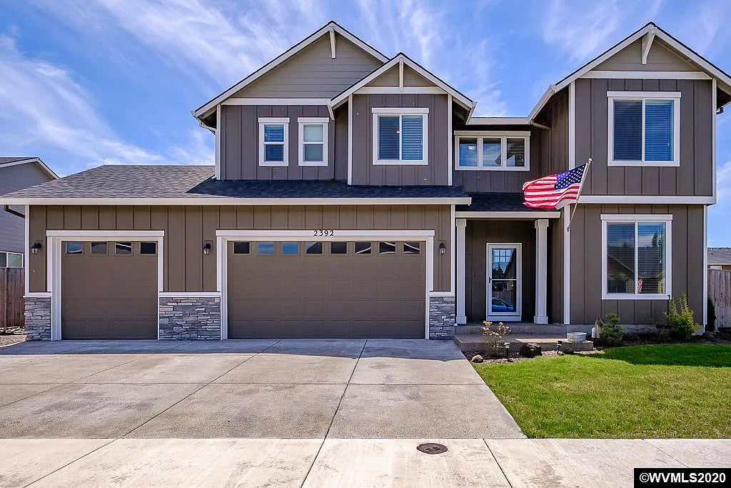 2392 NE Summit Dr photo 1